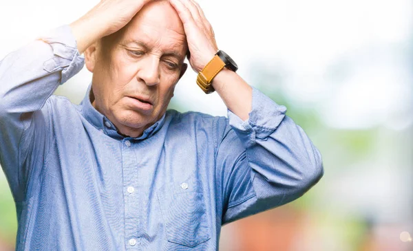 Pria Pebisnis Senior Tampan Mengenakan Kemeja Elegan Menderita Sakit Kepala — Stok Foto