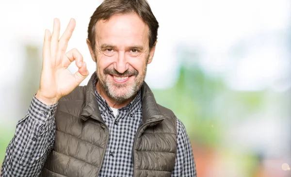 Homem Bonito Meia Idade Vestindo Colete Inverno Sorrindo Positivo Fazendo — Fotografia de Stock