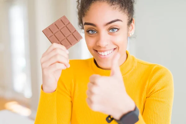 Junge Afrikanisch Amerikanische Mädchen Essen Dunkle Schokolade Riegel Als Süße — Stockfoto