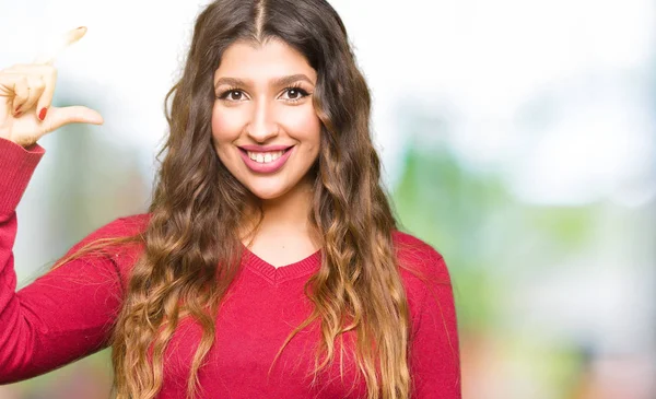 Mujer Hermosa Joven Vistiendo Suéter Rojo Sonriente Seguro Gesto Con — Foto de Stock