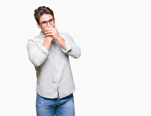 Joven Hombre Guapo Con Gafas Sobre Fondo Aislado Impactó Cubriendo — Foto de Stock