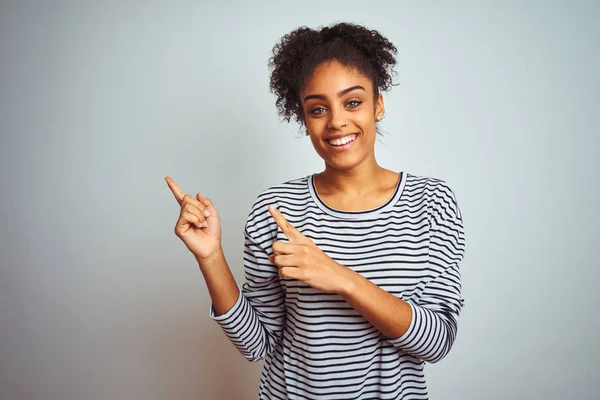 고립된 서있는 줄무늬 티셔츠를 아프리카계 미국인 여성이 미소를 지으며 손가락으로 — 스톡 사진
