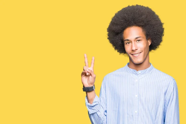 Jonge Afro Amerikaanse Man Met Afro Haar Glimlachend Met Gelukkig — Stockfoto