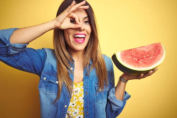 Ung Vacker Kvinna Äter Färskt Friskt Vattenmelon Slice Över Gul — Stockfoto