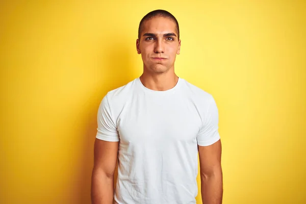 Joven Hombre Caucásico Con Camiseta Blanca Casual Sobre Fondo Aislado —  Fotos de Stock