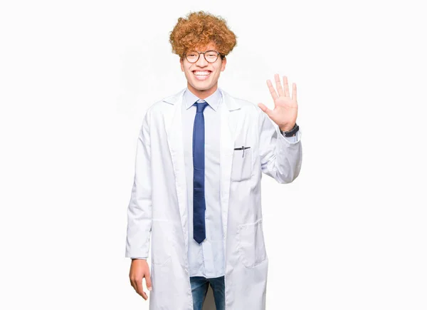 Joven Hombre Científico Guapo Con Gafas Que Muestran Señalan Hacia — Foto de Stock