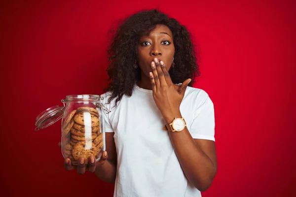 Fiatal Afroamerikai Gazdaság Jar Cookie Kat Mint Elszigetelt Vörös Háttér — Stock Fotó