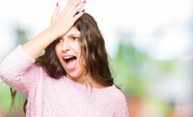 Hata için hata, kafasına pembe kazak el ile sürpriz giyen genç güzel kadın mı? Unuttum, kötü bellek kavramı.