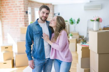 Genç güzel çift yeni bir Ho hareket mutlu birlikte bakıyor