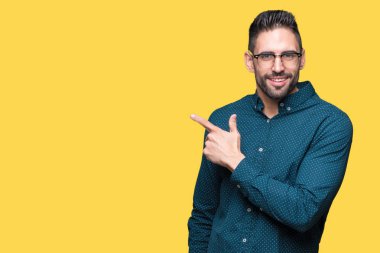 İzole arka neşeli bir gülümseme ile el ve parmak kadar yan yüzünde mutlu ve doğal ifade ile işaret yüz üzerinden gözlüklü genç yakışıklı iş adamı