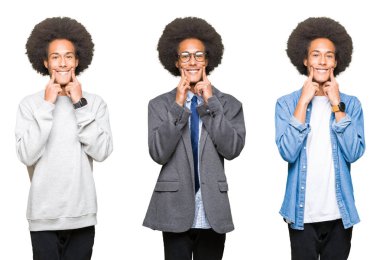 Beyaz izole arka plan üzerinde afro saçlı genç adamın kolaj açık ağız ile gülümseyen, parmaklar işaret ve neşeli gülümseme zorlama