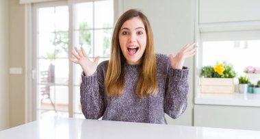 Güzel genç kadın evde çılgın ve başarı için hayran kaldırdı Kollarını açarak kutluyor ve heyecanlı çığlık gözleri açık. Kazanan kavramı