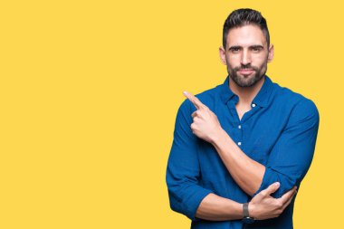 Yakışıklı delikanlı izole üzerinden reklam, ciddi ve sakin yüz gösterilen yan el parmak ile işaret arka plan