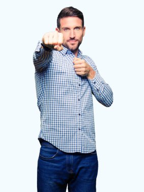 Savaşmak için kum yumruk, saldırgan ve kızgın saldırı, tehdit ve şiddet yakışıklı iş adamı mavi gözler