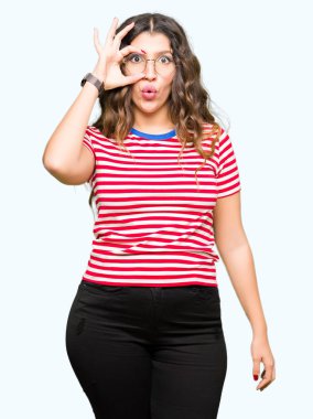 Sürpriz yüz, göz parmaklarının arasından seyir ile ok jest yapıyor gözlüklü genç güzel kadın şok. İmansız ifade.