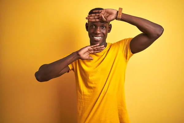 Fiatal Afro Amerikai Férfi Visel Alkalmi Póló Alatt Álló Elszigetelt — Stock Fotó