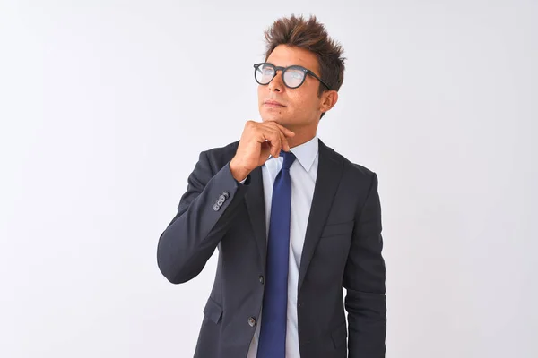 Joven Hombre Negocios Guapo Con Traje Gafas Sobre Fondo Blanco — Foto de Stock