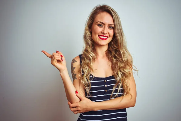 Jovem Mulher Bonita Vestindo Listras Camiseta Sobre Fundo Isolado Branco — Fotografia de Stock