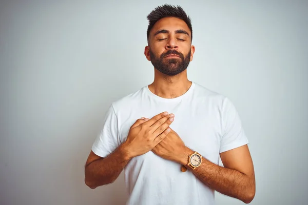 Hombre Indio Joven Con Camiseta Pie Sobre Fondo Blanco Aislado — Foto de Stock