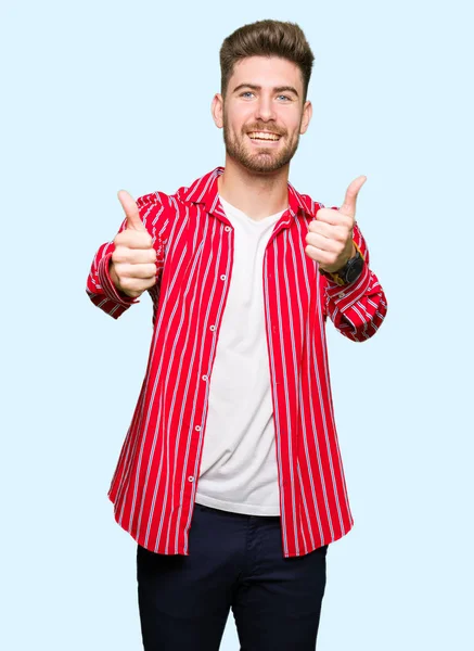 Joven Hombre Guapo Con Camisa Roja Aprobando Hacer Gesto Positivo — Foto de Stock