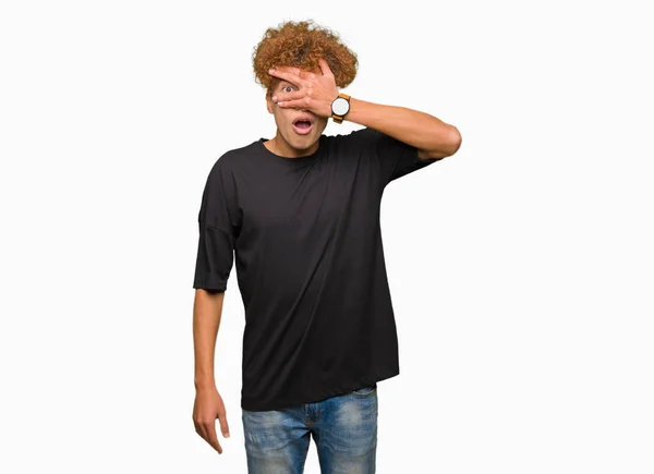 Homem Bonito Jovem Com Cabelo Afro Vestindo Shirt Preta Espreitando — Fotografia de Stock