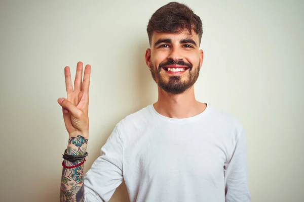 Jovem Com Tatuagem Vestindo Camiseta Sobre Fundo Branco Isolado Mostrando — Fotografia de Stock