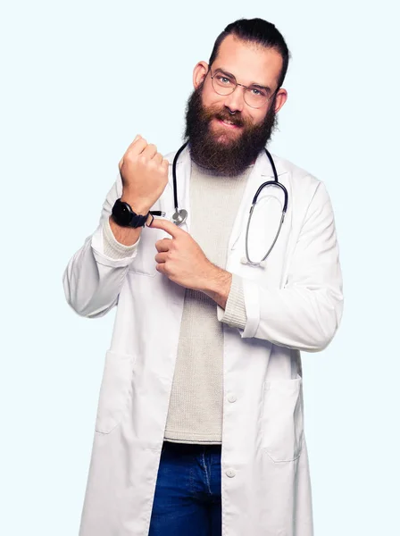 Joven Médico Rubio Con Barba Vistiendo Abrigo Médico Apúrate Señalando — Foto de Stock