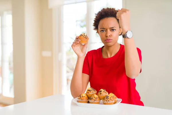 Ung Afrikansk Amerikansk Kvinna Äter Choklad Chips Muffins Irriterade Och — Stockfoto