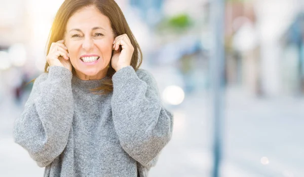 Mooie Middelbare Leeftijd Vrouw Draagt Winter Trui Geïsoleerde Achtergrond Die — Stockfoto