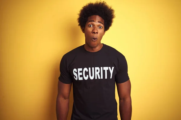 Americano Salvaguardar Homem Com Cabelo Afro Vestindo Uniforme Segurança Sobre — Fotografia de Stock