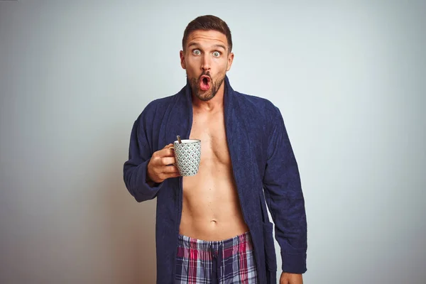 Shirtless Man Bär Bekväma Pyjamas Och Robe Dricka Kopp Kaffe — Stockfoto