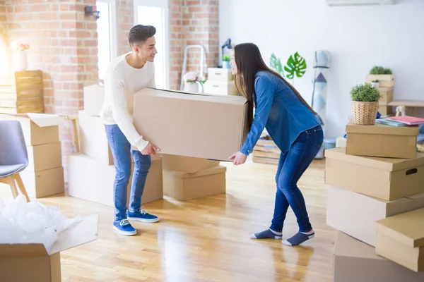 Hermosa Pareja Asiática Joven Mirando Feliz Sosteniendo Una Gran Caja — Foto de Stock