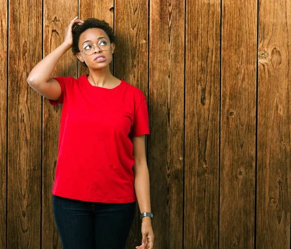 Hermosa Mujer Afroamericana Joven Con Gafas Sobre Fondo Aislado Confundir — Foto de Stock