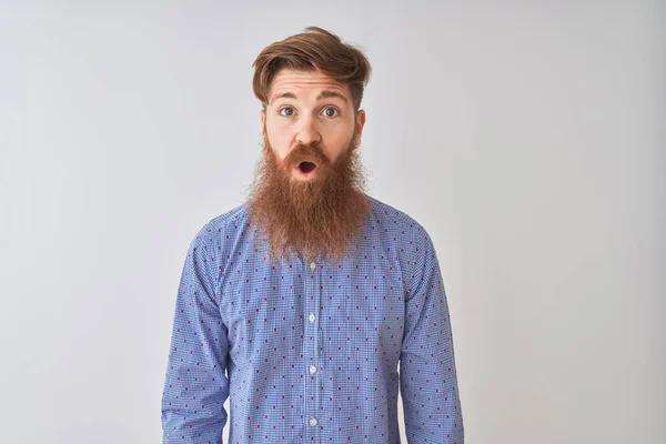Jonge Redhead Ierse Man Dragen Casual Shirt Staande Geïsoleerde Witte — Stockfoto
