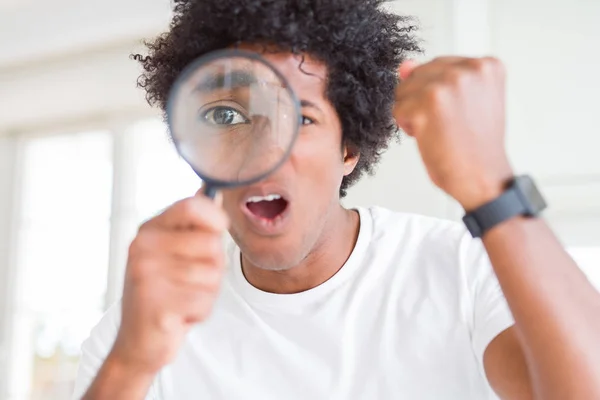 Afro Amerikaanse Man Kijkt Door Vergrootglas Geïrriteerd Gefrustreerd Schreeuwen Met — Stockfoto