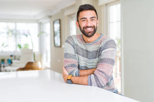 Bonito Homem Hispânico Vestindo Camisola Casual Casa Rosto Feliz Sorrindo — Fotografia de Stock