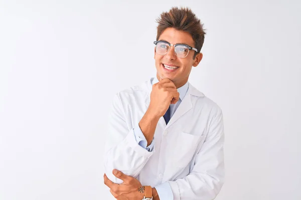 Fiatal Csinos Sciencist Ember Visel Szemüveget Kabát Alatt Elszigetelt Fehér — Stock Fotó