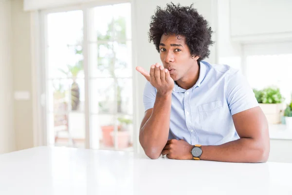 African American Business Man Kijkend Naar Camera Waait Een Kus — Stockfoto