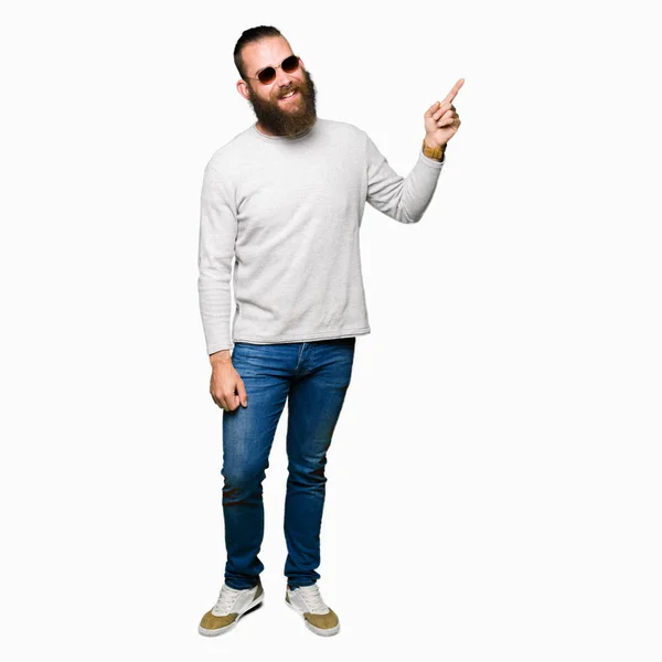 Unga Hipster Mannen Bär Solglasögon Med Ett Stort Leende Ansiktet — Stockfoto