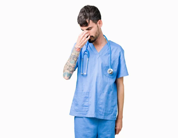 Jonge Knappe Verpleegkundige Man Chirurg Uniform Dragen Geïsoleerde Achtergrond Moe — Stockfoto