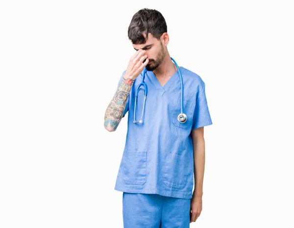 Joven Enfermero Guapo Vistiendo Uniforme Cirujano Sobre Fondo Aislado Cansado — Foto de Stock