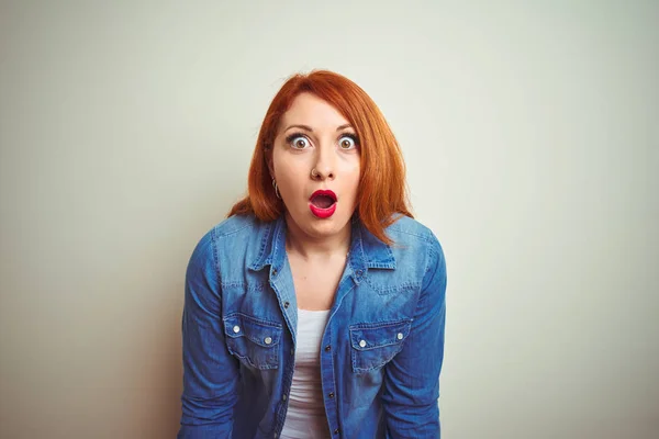 Jovem Mulher Ruiva Bonita Vestindo Camisa Jeans Sobre Fundo Isolado — Fotografia de Stock