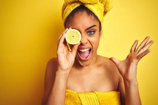 Afro Donna Indossa Asciugamano Dopo Doccia Tenendo Fetta Limone Sfondo — Foto Stock