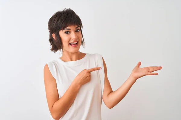 Joven Hermosa Mujer Con Camiseta Casual Pie Sobre Fondo Blanco — Foto de Stock