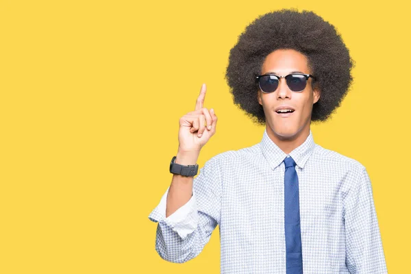 성공적인 아이디어와 손가락 가리키는 선글라스 아프로 머리를 아프리카계 미국인 비즈니스 — 스톡 사진