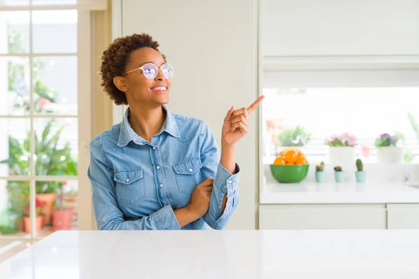 Ung Vacker Afrikansk Amerikansk Kvinna Som Bär Glasögon Med Ett — Stockfoto