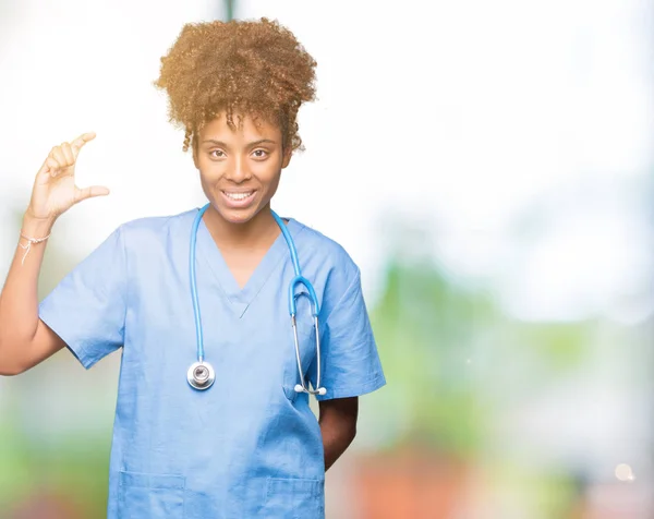 Junge Afrikanisch Amerikanische Ärztin Über Isoliertem Hintergrund Lächelnd Und Selbstbewusst — Stockfoto