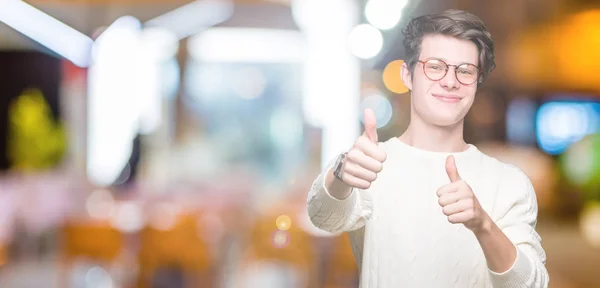 Homem Bonito Jovem Usando Óculos Sobre Fundo Isolado Aprovando Fazer — Fotografia de Stock