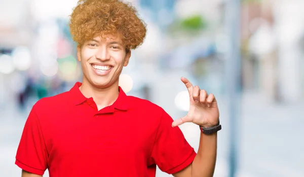 Joven Hombre Guapo Con Pelo Afro Vistiendo Camiseta Roja Sonriente — Foto de Stock