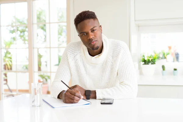Афроамериканського Студента Людина Писати Папері Використовуючи Олівець Упевненістю Вираз Смарт — стокове фото